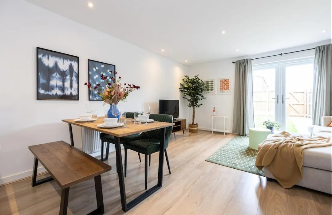 Elegance Retreat - 2 Bed Holiday Home With Parking-1