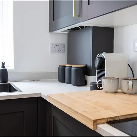 Elegance Retreat - 2 Bed Holiday Home With Parking-3