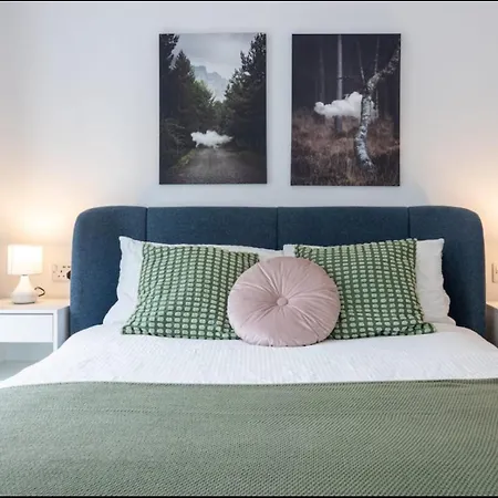 Elegance Retreat - 2 Bed Holiday Home With Parking-2